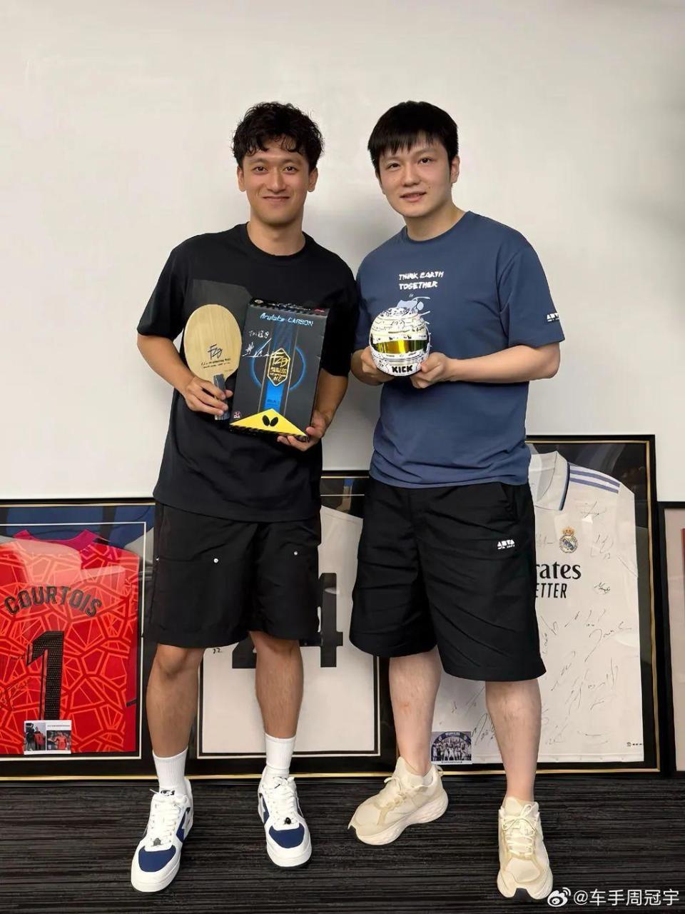 目前担任法, 日晚, 在这张合影